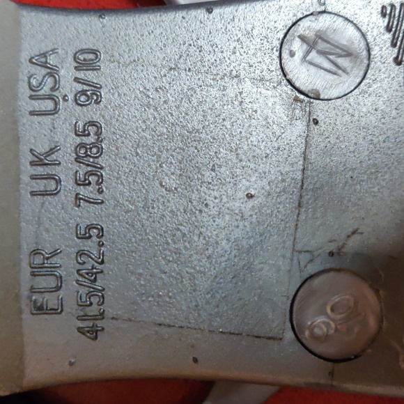 Silver/Gray Joe Boxer Thong Sandals Adorned with a Rhinestone Starfish - Picture 5 of 5